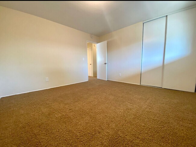 Building Photo - Montavilla Upstairs Townhouse~ Off Street Parking~ 89 Walk Score~ 99 Bike Score~ Pets Welcome!