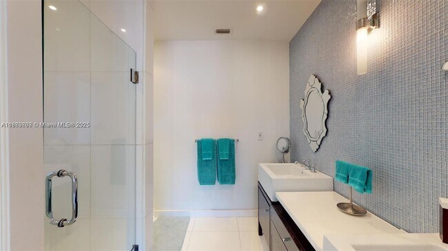 Building Photo - 6015 Pine Tree Dr