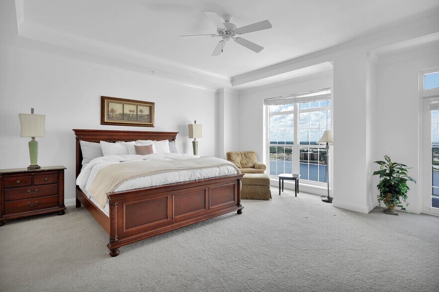 Building Photo - 400 E Bay St