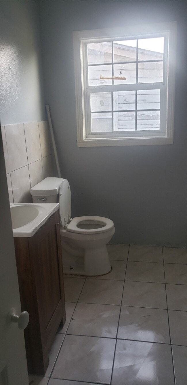 Building Photo - 7010 England St