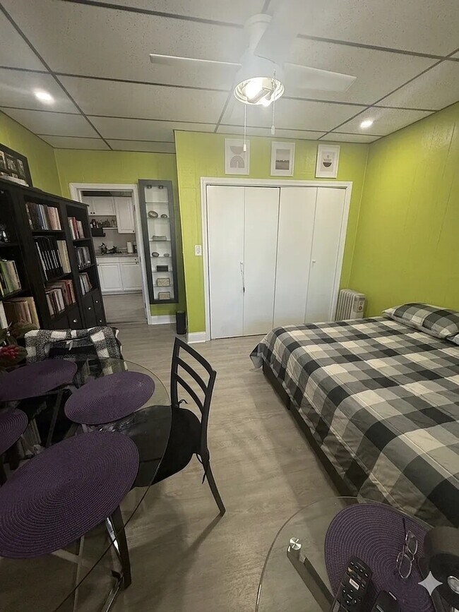 Building Photo - 1812 W Erie St