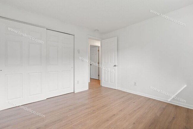 Building Photo - Updated 2BR w/ Utilities & Parking Include...
