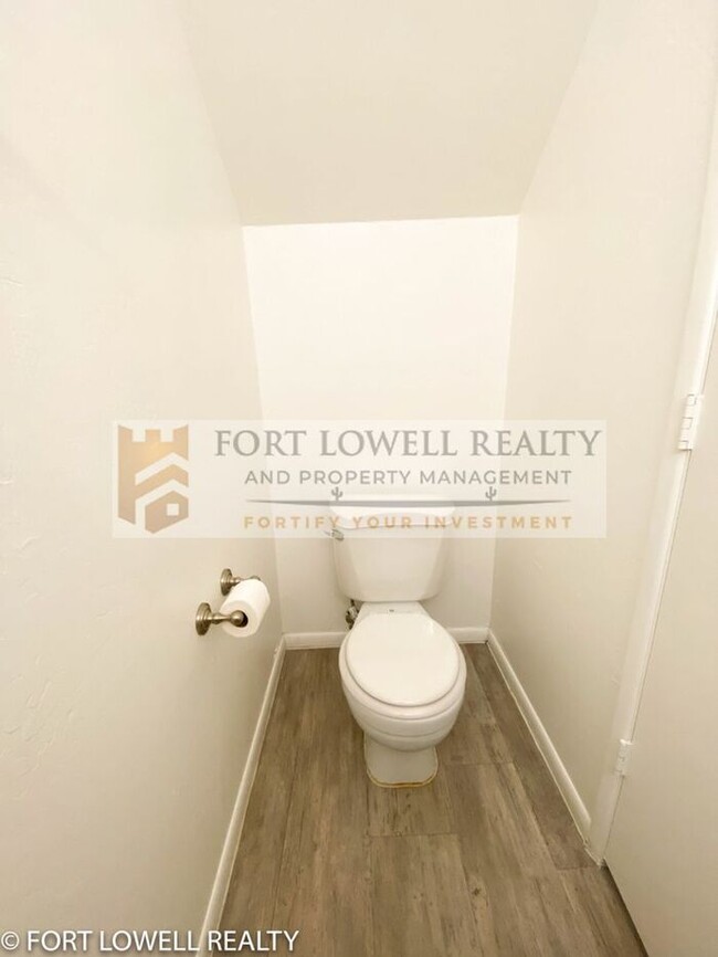 Building Photo - 2 Bed 2.5 Bath Townhome