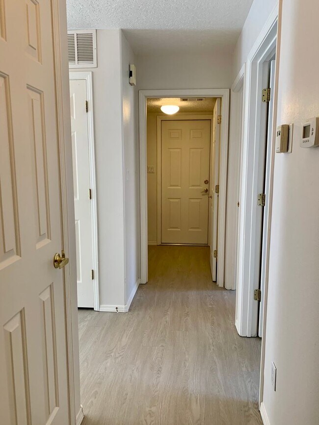 Building Photo - Lovely 3 Bedroom, 2 Bath In The NW!