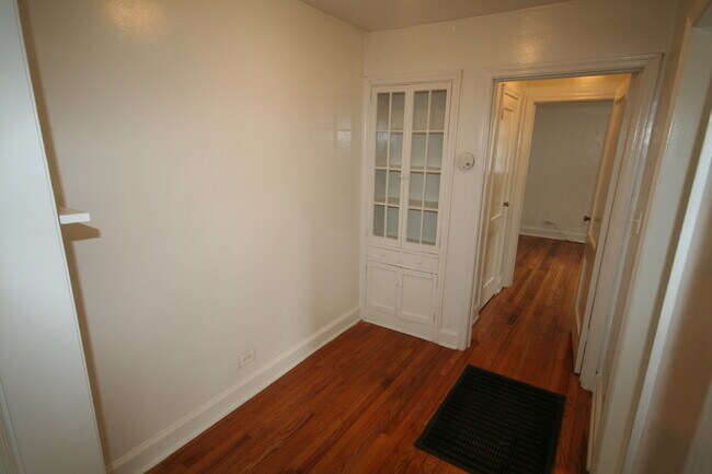 Building Photo - Adorable 1 Bedroom Apt / 1 Block to Duke!