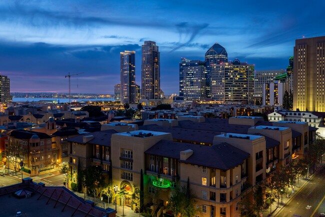 Building Photo - Furnished condo in the heart of San Diego ...