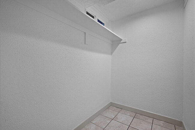 Building Photo - 840 W Montague Ave