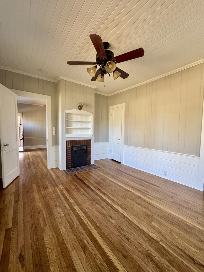 Building Photo - 2 Bedroom Home next to Downtown Perry - Historic Charm!