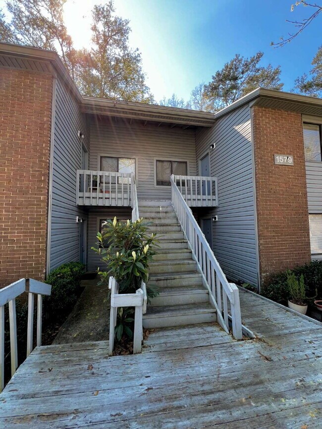 Building Photo - Spacious 2 Bedroom/1 Bath is located off of Hiliman Golf Course