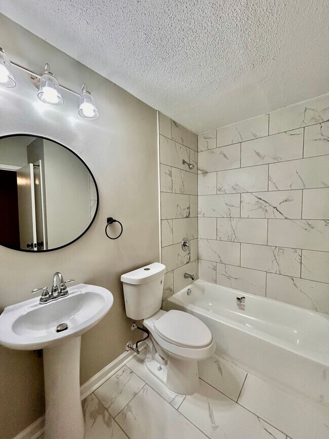 Building Photo - Cute 2-bedroom 1.5 bath duplex in Mid-Town