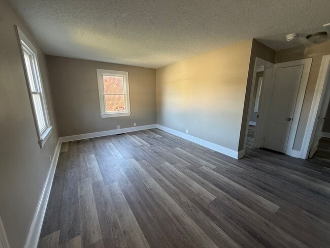 Building Photo - 221 Spruce St W