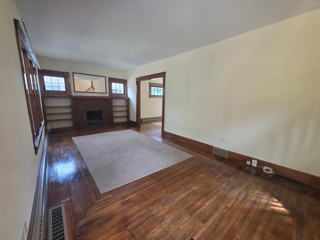 Building Photo - Kent Ohio 2 Bedroom 1.5 Bath 2 Bonus Rooms.