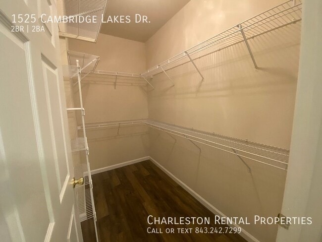 Building Photo - 1525 Cambridge Lakes Dr