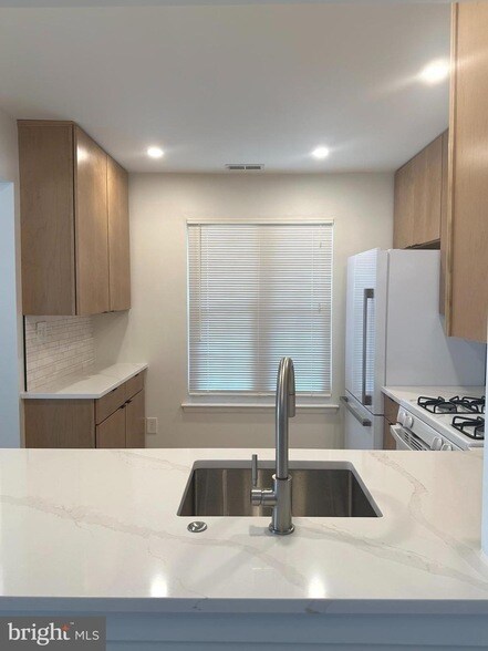 Building Photo - 743 Sedgewick Ct