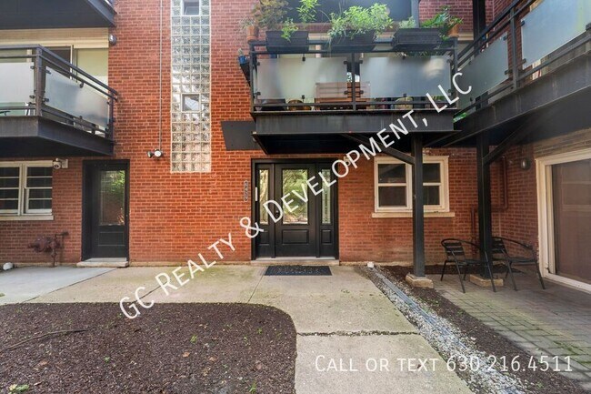 Building Photo - 6429 N Damen Ave