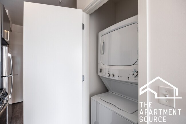 Building Photo - 2340 N California Ave