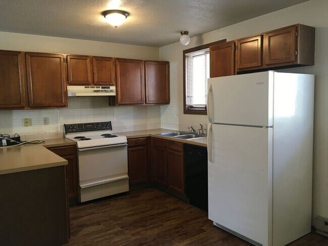Building Photo - 6 Month lease special $100/mo off per mont...