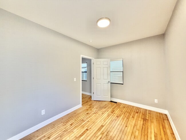 Building Photo - 425 S Jackson St