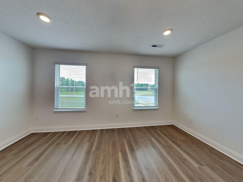 Building Photo - 400 Golden Maple Pl