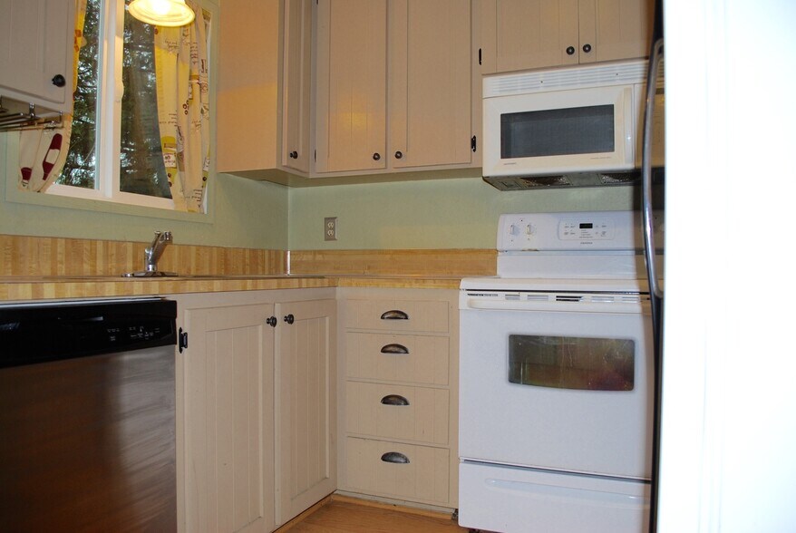 Building Photo - Shoreline Condo