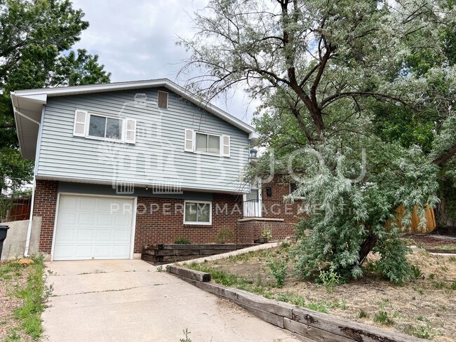 Building Photo - Tri-level Home with Newly Renovated Kitchen