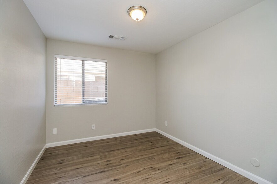 Building Photo - 748 W Dublin St