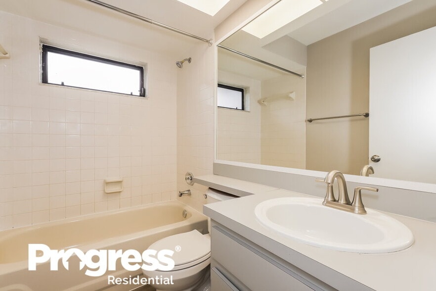 Building Photo - 1401 Glenmere Dr