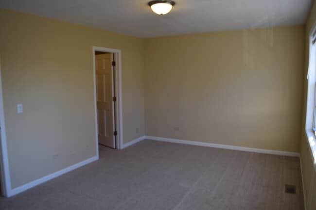 Building Photo - 1256 Robin Dr