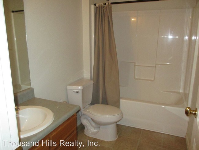 Building Photo - 3 br, 2 bath House - 100 Garden Circle #3