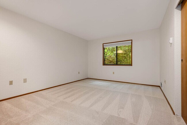Building Photo - Beautifully Updated 2-Bedroom, 2-Bath Condo Near Downtown Kirkland