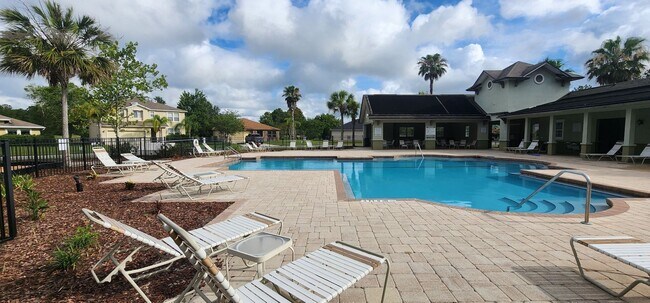 Building Photo - Serene Home on golf Course with Large Screened Patio