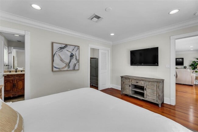 Building Photo - 2840 NE 26th Ct