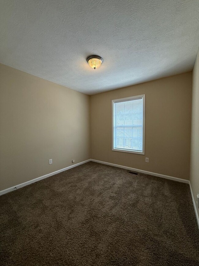 Building Photo - 3 bedroom, 2.5 bath townhome