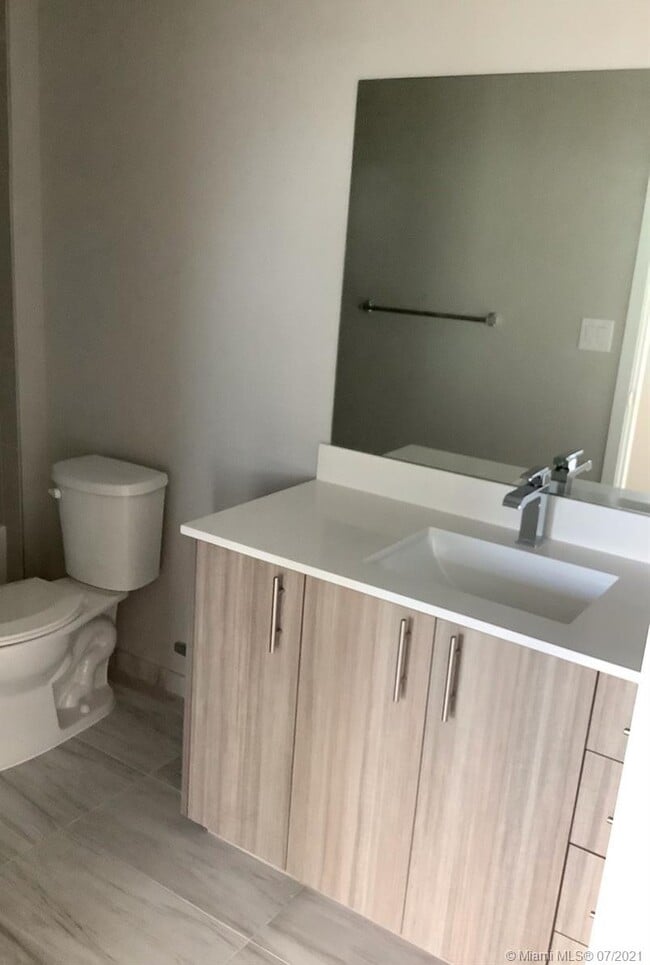 Building Photo - 2000 NE 135th St