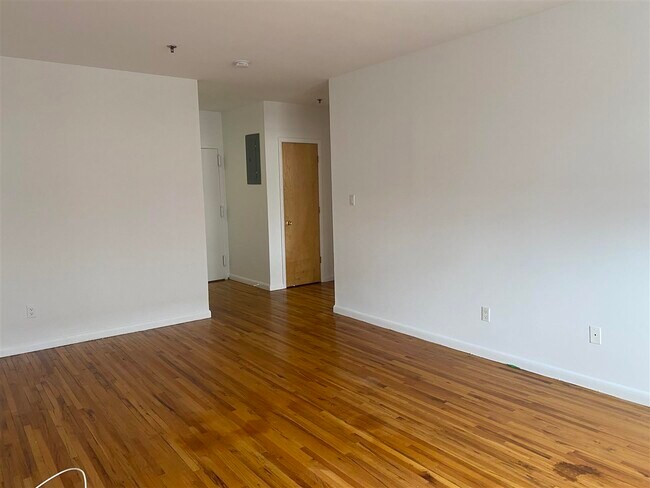 Building Photo - 204 Grand St