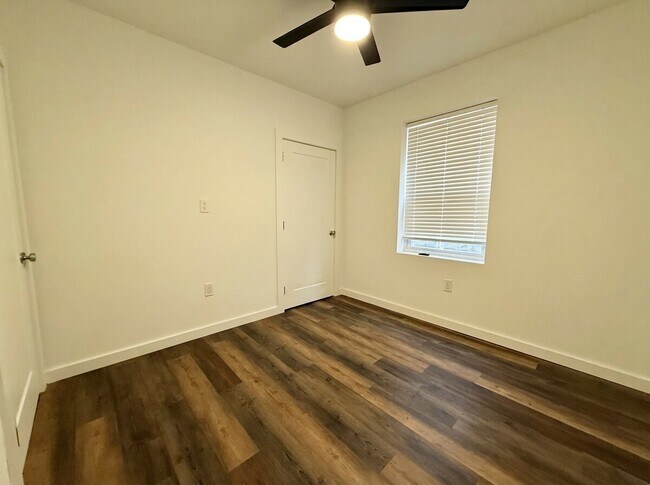 Building Photo - 451 Green Ln