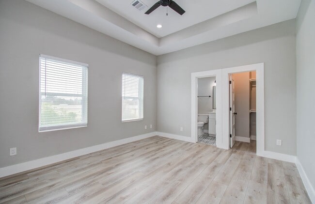 Building Photo - 2114 Oatfield Dr