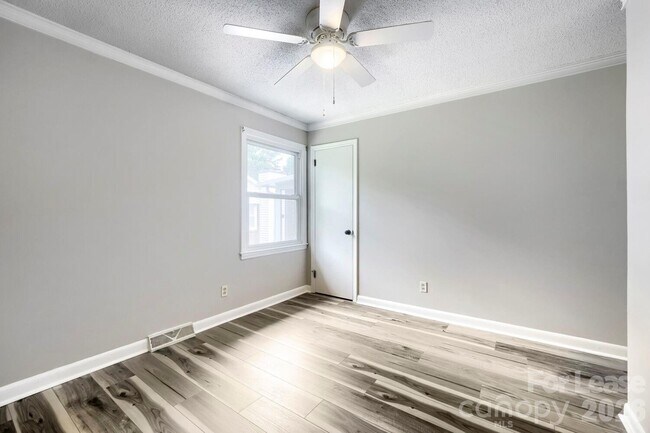 Building Photo - 221 Eden Cir