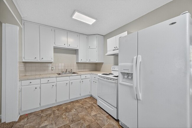 Building Photo - MOVE IN SPECIAL: HALF OFF first full month of rent!!!