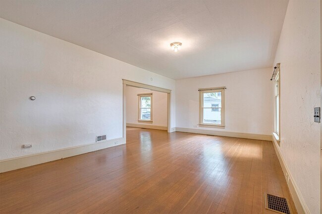 Building Photo - Charming bungalow