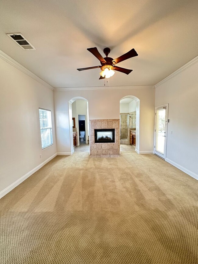 Building Photo - Elegant 4-Bedroom Home in the Prestigious ...