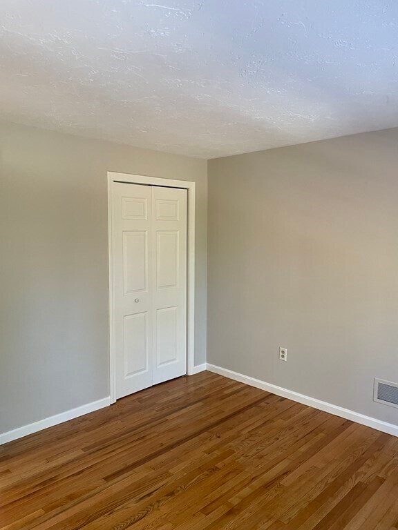 Building Photo - 9 Twin Lakes Dr