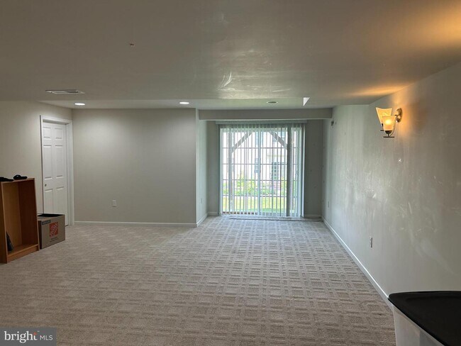 Building Photo - 2387 Dorchester St W