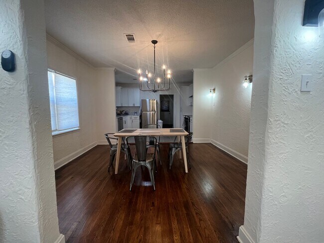 Building Photo - 2 minutes away from Rhodes College! Beautifully Renovated! Pets are owner's approval, fees do apply.