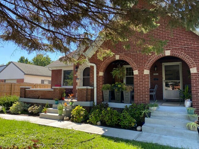 Building Photo - 5453 E 10th St