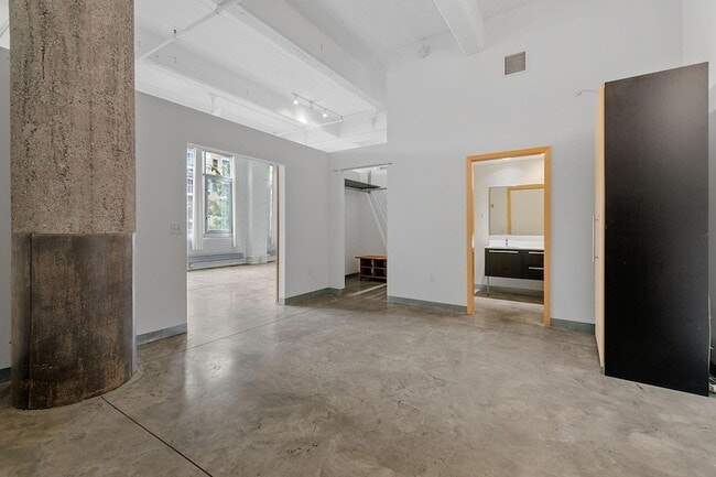 Building Photo - 700 N Washington Ave