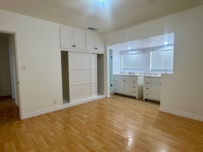 Building Photo - Charming 4 Bedroom in Woodland Hills