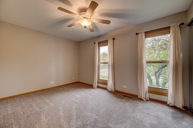 Building Photo - 4 N Birchwood Dr