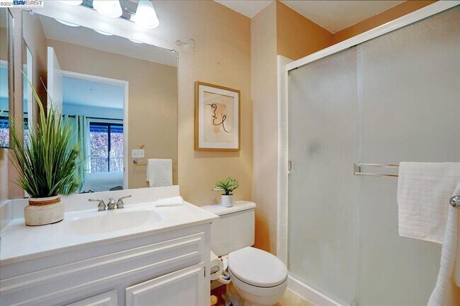Building Photo - $2,990- GORGEOUS 2 BEDROOM CONDO IN CENTRA...