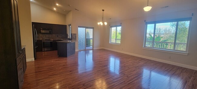 Building Photo - 125 S Ash St